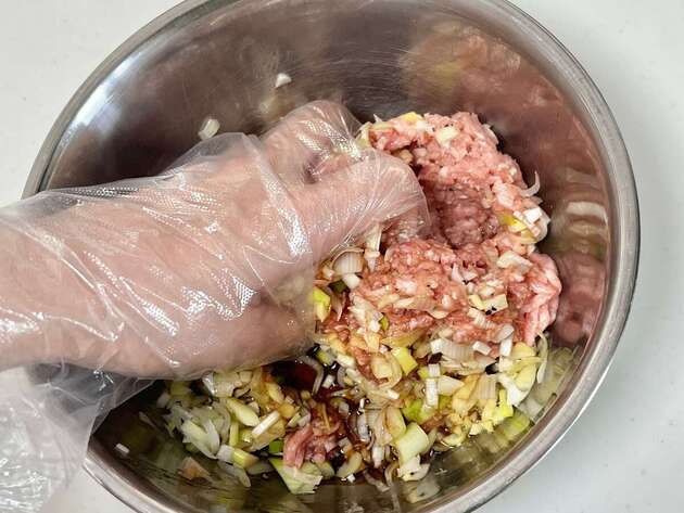 【玉ねぎ余ったら"豚ひき肉"と混ぜて！】土井善治さん流「あの粉」で水っぽくならない！？食べ方「お店みたい」「嬉しすぎる！」上出来メイン