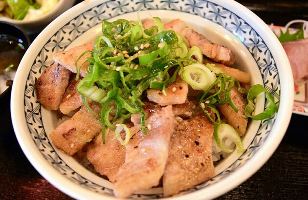 「肉ドーーン！！」「ごはん大盛り無料」で満パン！本当は秘密にしたい【千葉の超お得ランチ】常連客が次々来店「すごい…刺身までついてくる！」