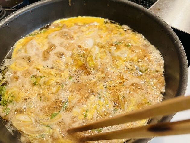 【笠原シェフ】は“親子丼”をこう作るのね！？「さすが元焼き鳥屋！」あまりの美味しさに→お箸が止まらない！「全人類が好きな味よ！！」