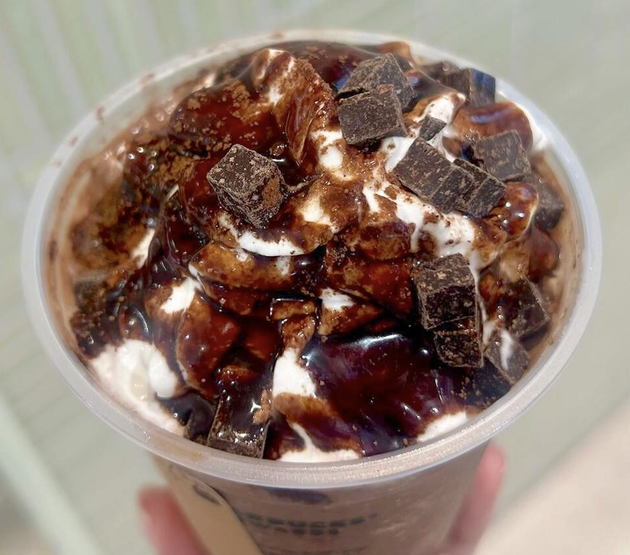 SNSで大バズ！【元スタバ店員が教える】"ごろごろチョコチップ"を「無料で追加」裏ワザ「知らなかった〜！」「まるでチョコパフェ」胸熱0円カスタム