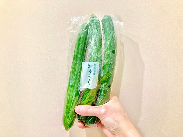 【スーパーで買ってきた"きゅうり"そのまま食べないでー！】八百屋さん「両端を切り落として切り口こすると…」→「え！？何か出てきた！？」