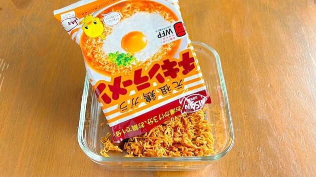 【お願い！チキンラーメンにお湯かけないで…！？】X投稿→「ヤバイ…」「この発想はなかった」「夜食に」レンジで超簡単！"満腹メイン"レシピ