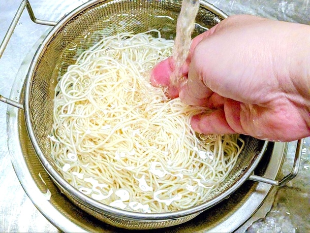 【お願い！そうめんの水切りは"ザルでチャッチャッ"しないでーー！】裏技的な"意外な方法"で「こんなに違うの！？」「次からコレ一択だわ…！」