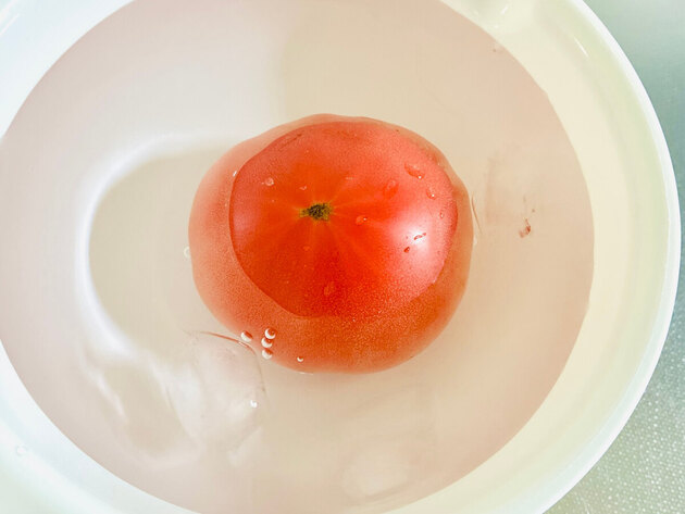 　【トマト1/2個あったら】いきなり切らないで!!「ドボンで激ウマ」「炎天下の庭作業後でもサラッといける！」暑〜い日の救世主レシピ