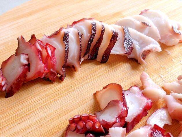【タコ】ってこう食べると最高ね！？栗原はるみさんが教える「最高な食べ方」！"ジャンク飯好きの夫"も大満足！タコ足1本ペロリ♡
