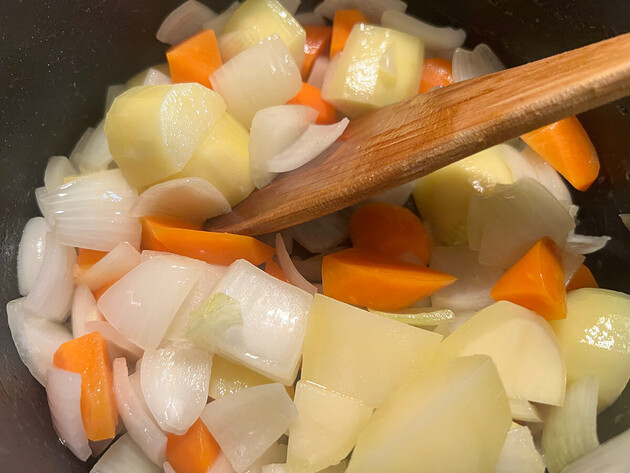 【肉じゃなくて“こっち”が大正解！？】カレーに入れてみたら→なるほどね！「違和感ない」「めっちゃ美味しかった」1度やってみて♡