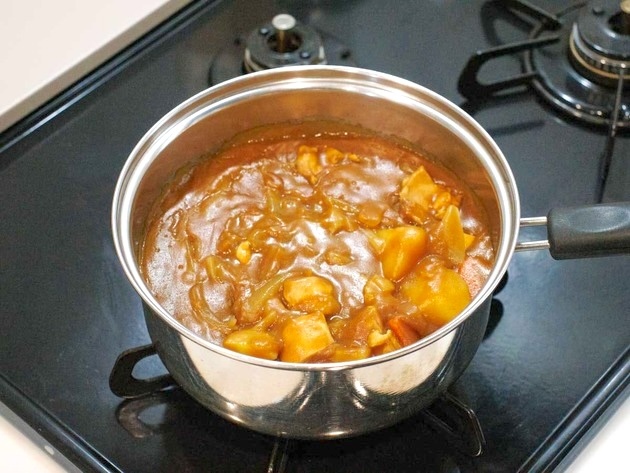 【カレー、その保存のやり方…本当にやめてーー！】「菌がうじゃうじゃ繁殖…」管理栄養士が"ハッとする警告"→「うわ！やってた(反省)」