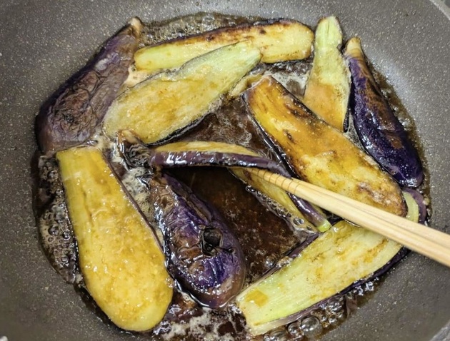 【なすってこんな食べ方もできるんだ！】大逆転「うなぎ超えの旨さ」くるかーーー！？夫もたまらず「いいにおい〜」"まさに蒲焼き"