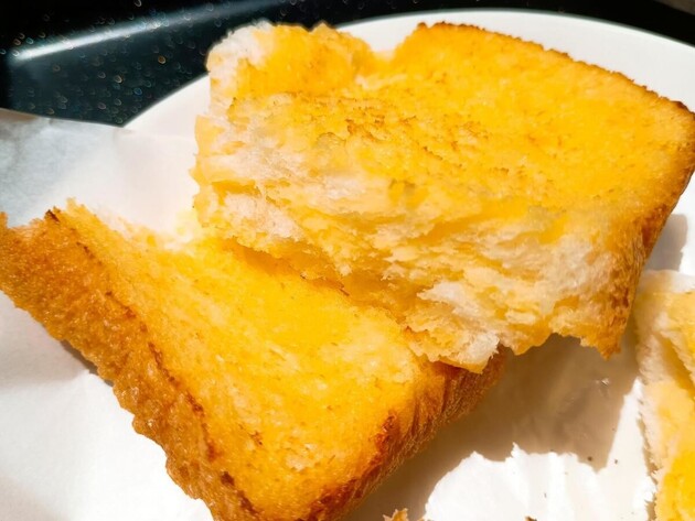 コメダ派もビビり散らす！！？【あのチェーン店がやってくれた…！】「激ウマパン」うんま！「何枚でも食べられそうだわ〜！」神モーニング