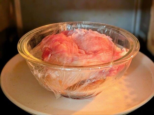 【冷凍鶏もも肉】あっても解凍しないで！？そのままドボ〜ン！が大正解！夫もびっくり「ラーメン屋の店内みたいな香り！」「これまじでレンチンだけ？」驚きの連続♪
