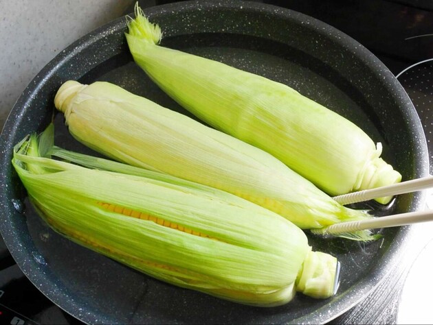 【やってたら絶対にやめて！とうもろこしの食べ方】菌を爆発的に増やす"最悪なNG行動"に「えっ、ダメなの？」「今日から守る」