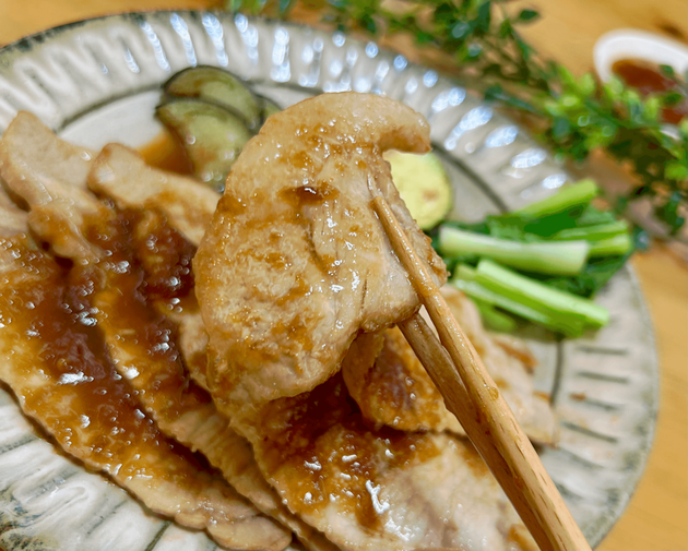 【しょうが焼きはもう一生コレ！！】嘘だろ…お店の味じゃん！？東京の"名店シェフ"が教える「2日連続でタレ使った」最高にうんまい食べ方
