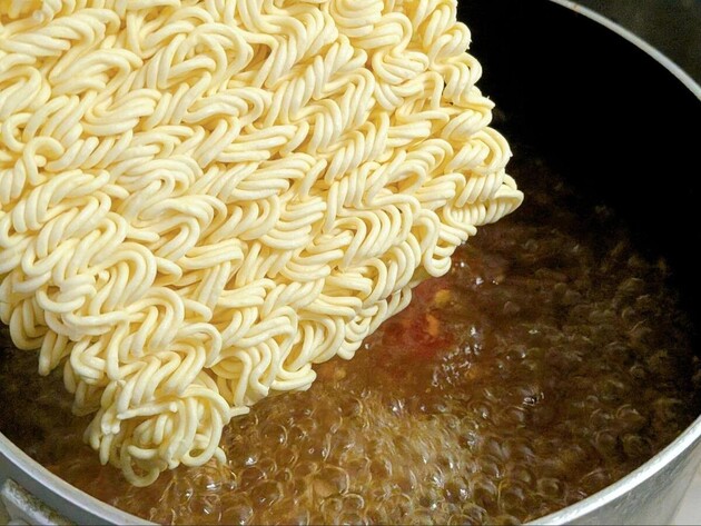 【インスタント麺はもう一生コレ！！】"ラーメン屋店主"が教えるアレンジに→夫「うま！これ袋麺なの！？」「完全にお店の味…」夫婦で奪い合いに！