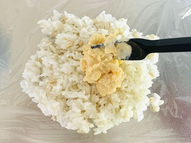 その手があったか！【エビシューマイ】そのまま食べるのちょっと待って!?「冷めても美味い」「家族もいっきに完食！」画期的"おにぎり"
