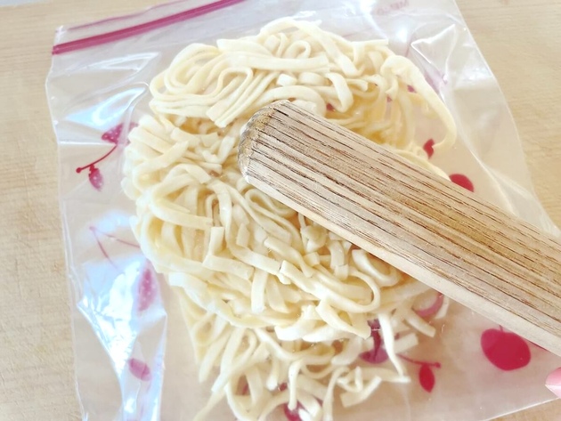【どん兵衛、お湯入れる食べ方に戻れないかも！？】まさかの日清公式「麺を粉々にしてください」→想像できない出来上がりに「なんだこの感覚！」