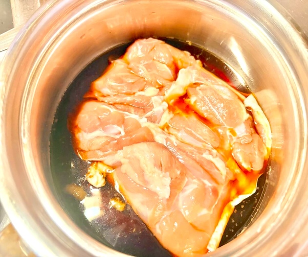 【鶏もも買っても、焼かないでーー！】生のままドボン!?「あ〜こうすれば良かったのね」「ほったらかしで完成」冷めてもウマっ！最高の食べ方