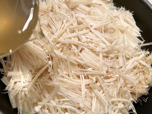 【お願い！"1袋118円の"えのきは炒め物にしないで！】笠原シェフが披露した『べらぼうにうまい食べ方』3パックそう食べるのか〜！