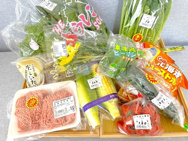ド平日の開店前に長蛇の列…！【あのスーパーがやりよった！】小松菜35円にズッキーニ50円！？「常連が押し寄せる！」そりゃ奪い合いなるよ…！