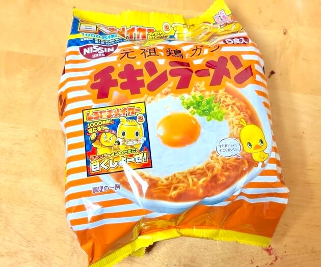 【もう普通の食べ方に戻れなくなる…！】チキンラーメン"お湯入れない食べ方"「なんだこの食べ方は！？」「最初の一口目の衝撃は忘れられんな…」