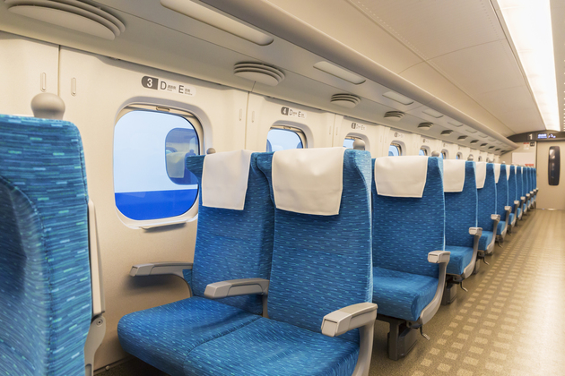 【新幹線のコンセント、なんでもかんでもつなぐのやめてーー！】“JR東日本”の回答に「そうだったの！？」「気をつける…」正しく活用しよう