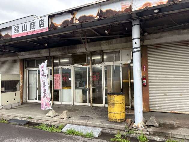 「え…ここ入っていいの？」【青森県】『オモウマい店』スタッフ爆食姿で有名に！？「知る人ぞ知る」"め〜っちゃ濃い手羽先"とは…食べたくなる人続出