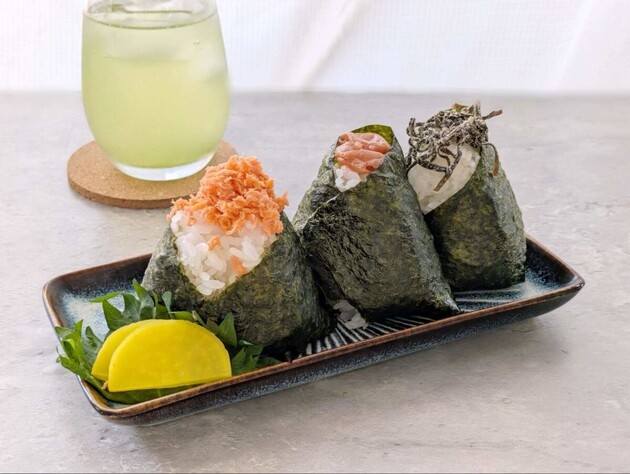 【やってたら至急やめて！おにぎりのNG食べ方】“管理栄養士”が警告…「それ塩分オーバー」危ない食習慣→「ショック！毎朝やってた…」「気を付ける」