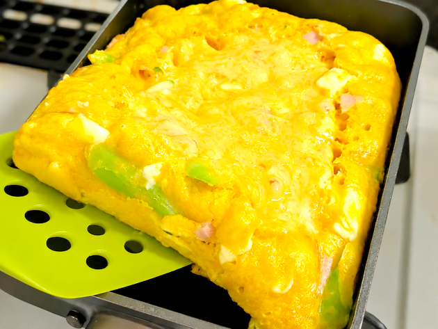 え!?何これー!!超楽しすぎる！【ホットケーキミックスはこう焼いて】夫にウケた「残りがちな材料そのまま入れて！」「おかずにおやつにめっちゃ使える！」
