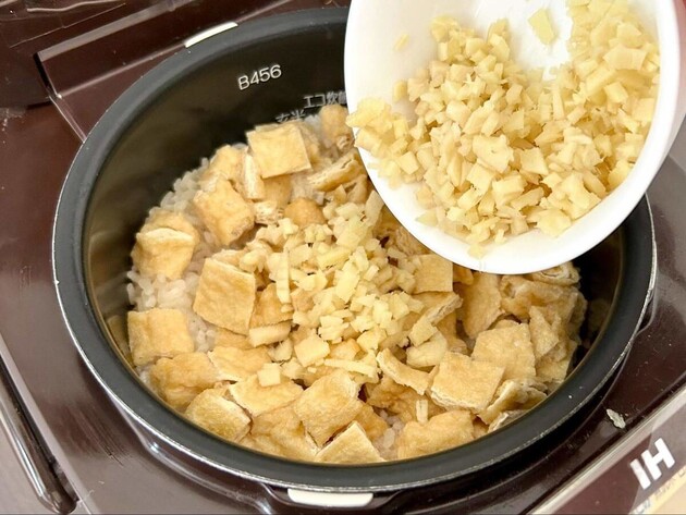 【油揚げ2枚あったら】炊飯器にドボ〜ンして！"栗原はるみさん"の「美味しい食べ方」に夢中で爆食い「本当に楽」「とんでもなくいい香り」