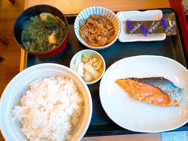 【ランチで1,000円払ってる場合じゃない！？】あのチェーン店なら11時まで「720円で腹パンパン！」大盛り最高！“朝限定”が大正解