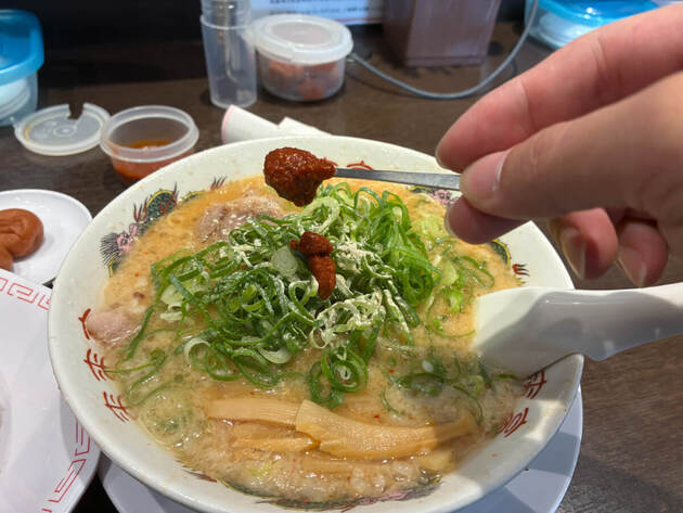店内満席はテレビの影響か！？「こんなウマい一杯が食べられるとは...」「営業マン流最高のこってり！」腹パン確定”半チャーハン”セット
