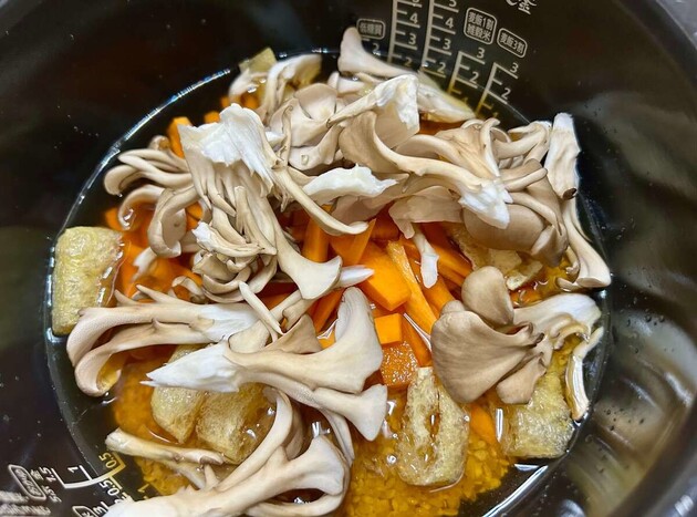 【炊き込みご飯はもう一生コレでいいじゃん！？】米2合にまいたけ1袋！出汁不要「なんだこれ！美味しい！」「全部ドボンするだけ」黄金比レシピ
