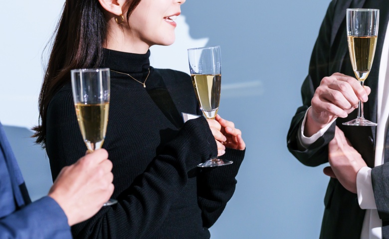 婚活パーティーで「年収900万以上、高身長でイケメンがいい♡」→高スペ男に飛びつき…騙された同級生