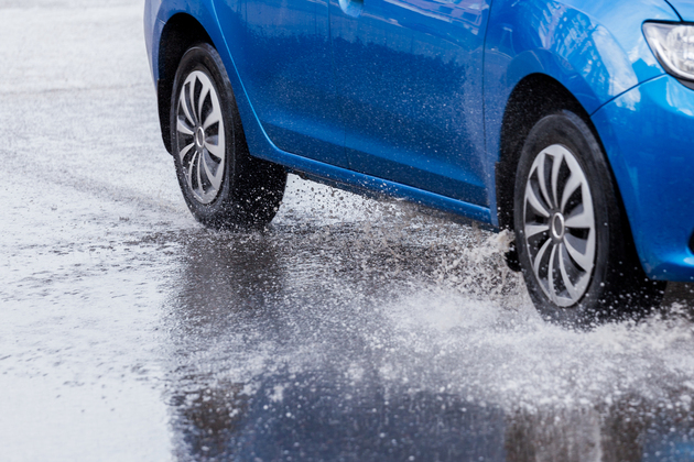 【大雨の日、車に乗る人それ絶対やめてーー！】“車のプロ”が警告「水没するおそれも」NG行為に→「ゾクリ」「知らなかった…」