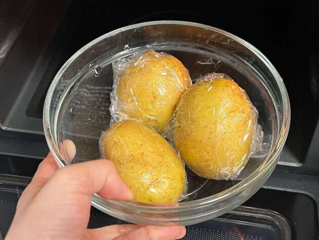 【ポテサラに、マヨネーズ入れないで！？】タサン志麻さんの食べ方に「美味しい！」「箸止まらん(泣)」"ゴロゴロ"存在感がひっくり返る旨さだよ…