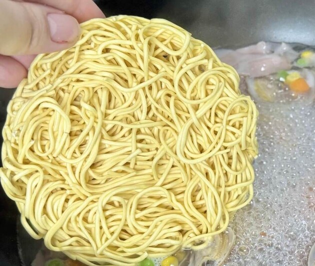 【家ラーメンはもう一生これ！！】"ミシュラン店主"がこっそり教える「インスタント袋麺」が劇的にウマくなる神ワザ→「店の味やん…」