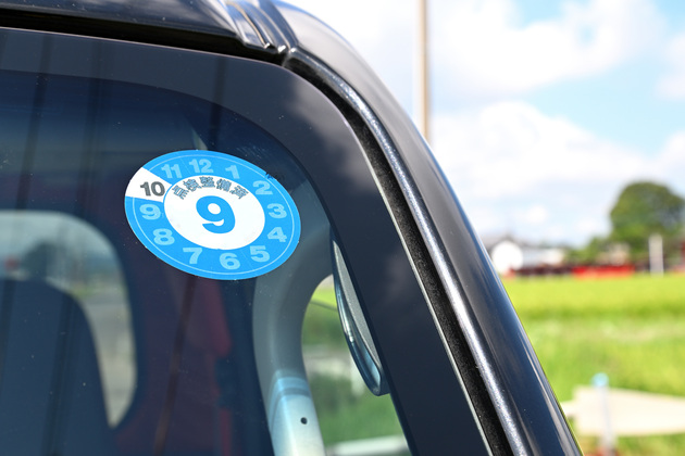 【車についてる「あの丸いシール」、貼ったままにするのやめてーー！】“車のプロ”が警告「修理費用がかさむことも」まさかの落とし穴にゾクリ