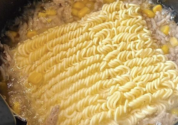 【インスタント麺はもう一生コレ！？】"料理家"が教えるアレンジに→「お店みたいな満足感！」「具だくさん」べらぼうに旨くなるよ…