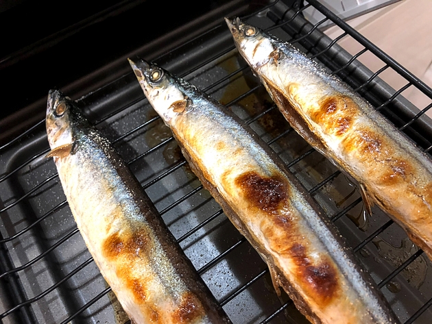 【さんま、いきなり焼かないでーー！？】メーカー直伝「あの液体"大さじ2"かけるだけ」→「焼き色きれい」「くさみも消えてる…」美味しくなる焼き方