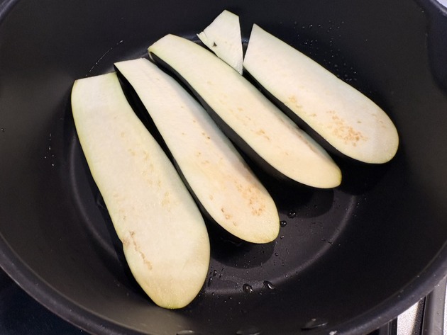 "なす"はこう食べればよかったのね！！【立派な"なす2本"瞬殺！】「なにこれ〜！うんっっっま！」一口食べれば"箸止まらん…！"極上の食べ方