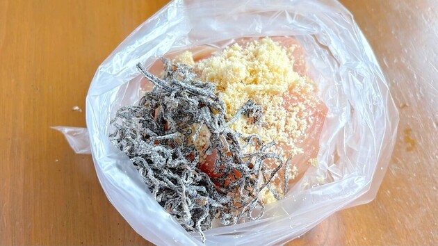 コレ作るために【鶏むね肉】買ってくる！！味付け"塩昆布"だけ！？「騙されたと思ってやってみ」超超うんま〜い食べ方が気になる
