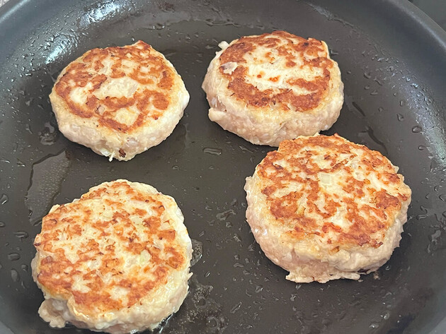 【笠原シェフ】は“ハンバーグ”をこう作るのね！？「さすが元焼き鳥屋！」もういつものに戻れない(泣)「全人類が好きな味だ！！」