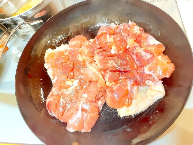 コレ作るために【鶏もも肉】買ってくる！！家族「次から絶対これで」フライパンどーん！焼き目が超パリッパリ♪あっという間に完食