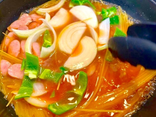 【家にパスタある人、絶対作ってーー！】"ラーメン店主"が教える「全部ドボ〜ン」で完璧ナポリタン「10回以上作った」ワンパンで反則級(泣)