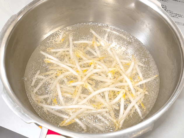 驚愕！【もやし普通に茹でるのもうやめてーー！】明らかにシャキシャキしてる…！「こんなに違うのか…」調味料メーカーが教える裏技がすごすぎた！