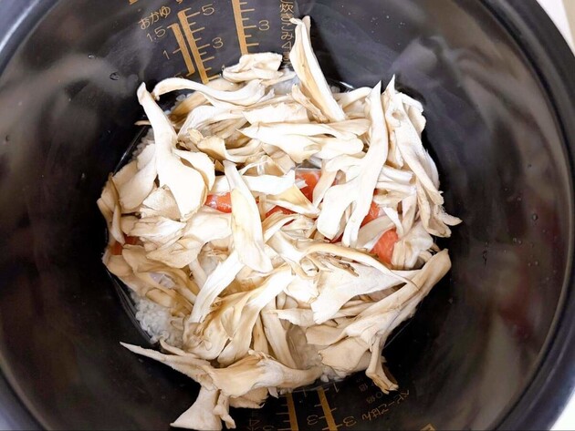 【舞茸1パックあったら】炊飯器にドボ〜ンして！「何これうま〜っ！！」"美味しい食べ方"に夢中で爆食い「本当に楽」「とんでもなくいい香り」