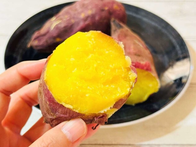 【さつまいも、フライパンで焼かないでー！】「2分チン→20分チンでこんなに変わるの？」「早く知りたかった(泣)」実はこっちが正解！大反響テク