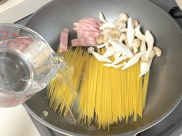 【家に「パスタとしめじ」ある人、絶対作ってー！】味付け"アレ大さじ2"だけ→全部ドボ〜ンで「想像以上に美味しい(泣)」絶品和風パスタ爆誕