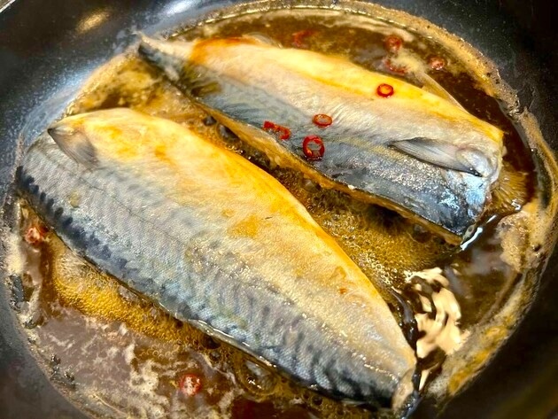 【お願い！サバはもう焼かないで…！！】"フライパンに全部ドボ〜ン"が大正解→夫「これウマっ！」「白米消える(泣)」照りっ照り濃厚味