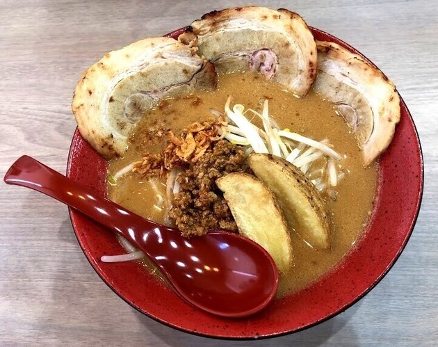【うわぁ〜！田所商店がやりよった！】「圧巻の分厚い炙り肉」「マジか！想像よりデカっ…」腹パン確定チャーシュー麺