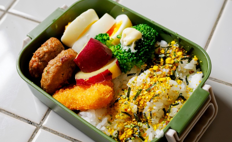 「弁当に冷食を入れるな」「母さんを見習え」家事を一切せず、悪態ばかりつく夫に渡したお弁当。実は…